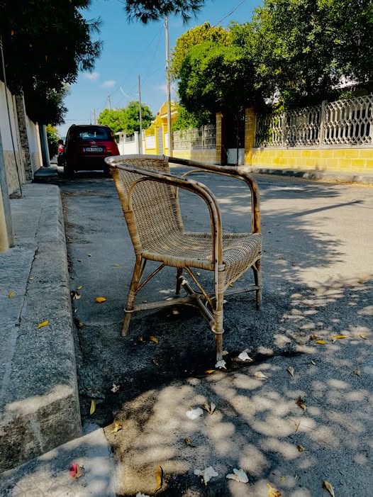 Wiklinowe krzesło stojące przy ulicy w Apulii